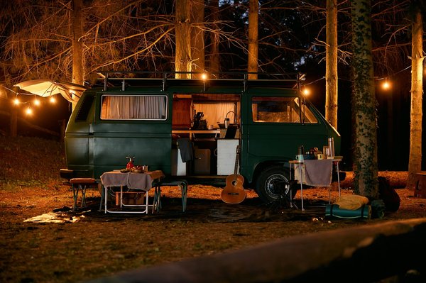 Quels sont les avantages et inconvénients du camping en van aménagé?