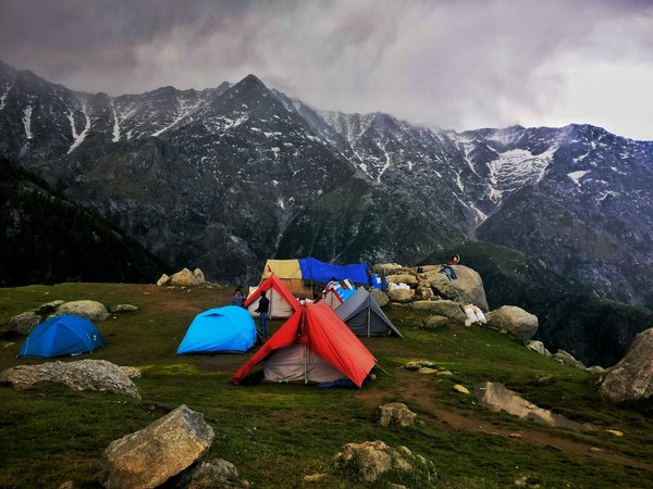 Comment préparer un itinéraire de camping pour découvrir les plus beaux volcans actifs?
