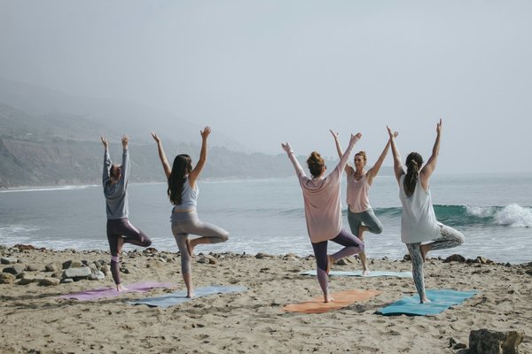 Comment trouver une location de vacances en bord de mer avec des cours de yoga sur la plage?
